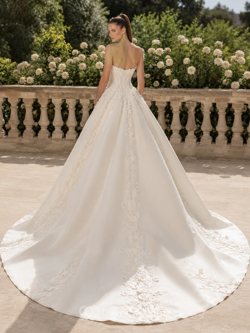 Robe de bal bustier en dentelle luxueuse avec traîne cathédrale, robe de mariée princesse view 2