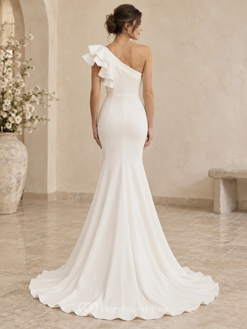 Modernes Meerjungfrauen-Brautkleid mit asymmetrischer One-Shoulder-Rüsche und Schleppe view 2