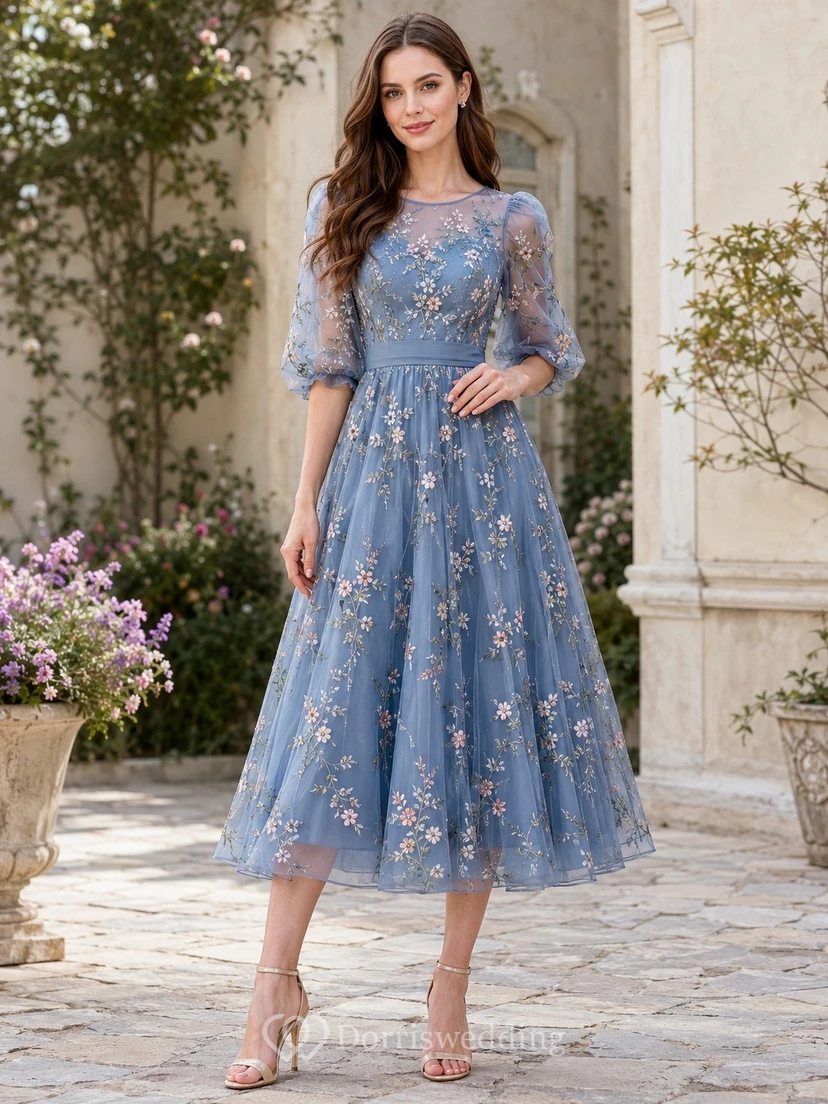 Teelanges, geblümtes, blaues Tüllkleid mit Puffärmeln und Stickerei – romantisches Gästekleid