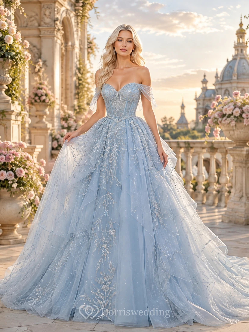 Vestido de gala de fantasía romántico azul cielo con hombros descubiertos, encaje y tul, cola de capilla, ideal para quinceañeras o graduaciones.