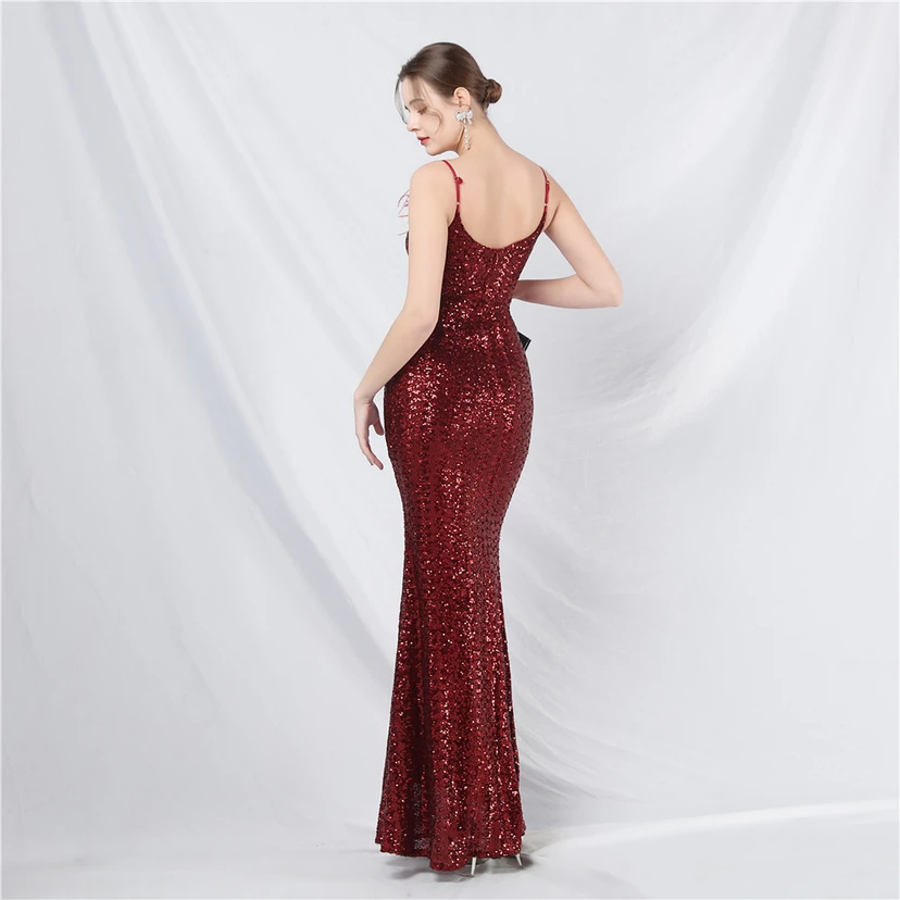 Robe de soirée de luxe ornée de plumes d'autruche et de sequins, idéale pour un banquet. view 30