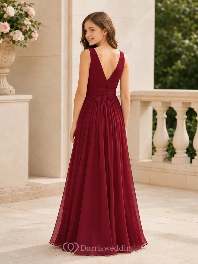 Robe de demoiselle d'honneur junior bordeaux, coupe trapèze, longueur au sol, col en V, sans manches, corsage épuré, style romantique view 2