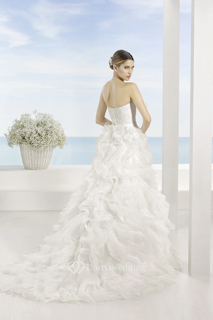 Ärmelloses, langes, trägerloses A-Linien-Brautkleid aus Tüll mit fließenden Rüschen und Kapellenschleppe view 2