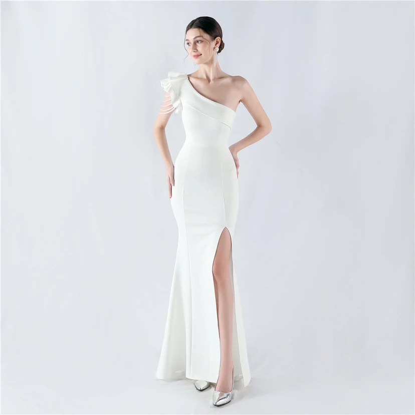 Vestido de noche asimétrico de satén con escote alto y cuello oblicuo, adornado con cuentas. view 65