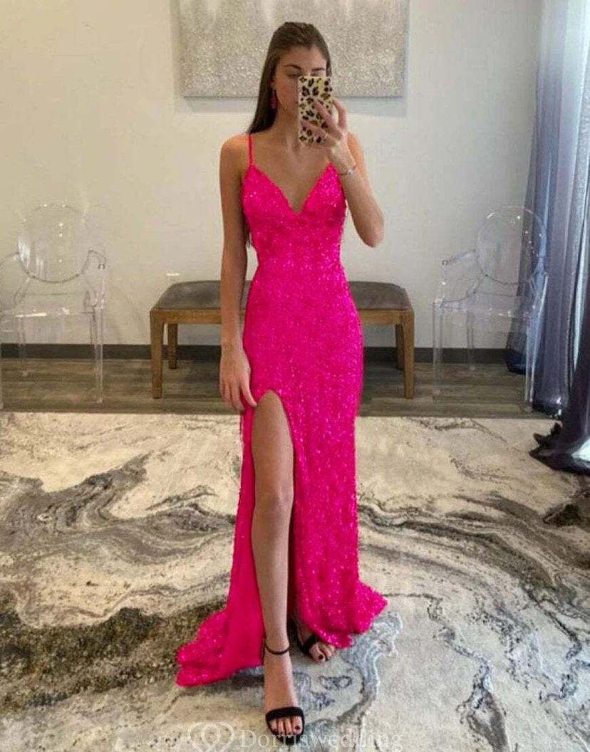 Auffälliges fuchsiafarbenes Paillettenkleid mit Spaghettiträgern und hohem Beinschlitz.