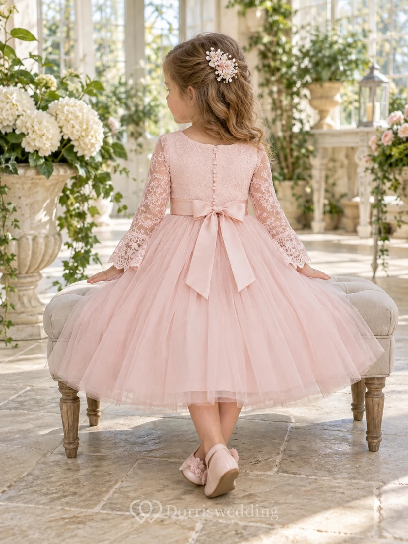 Robe de demoiselle d'honneur rose à fleurs, longueur thé, manches longues, coupe trapèze, corsage en dentelle et nœud dans le dos, en tulle. view 2