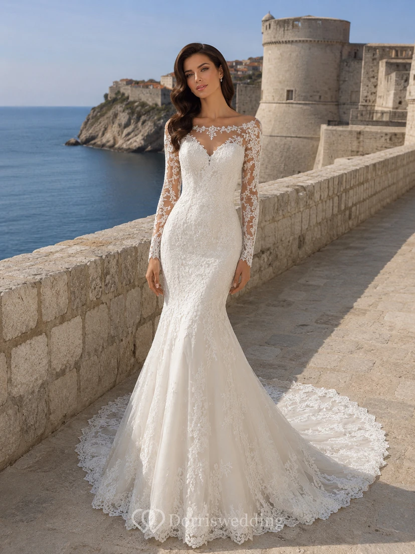 Robe de mariée sirène en dentelle à manches longues, style modeste, idéale pour une destination côtière.