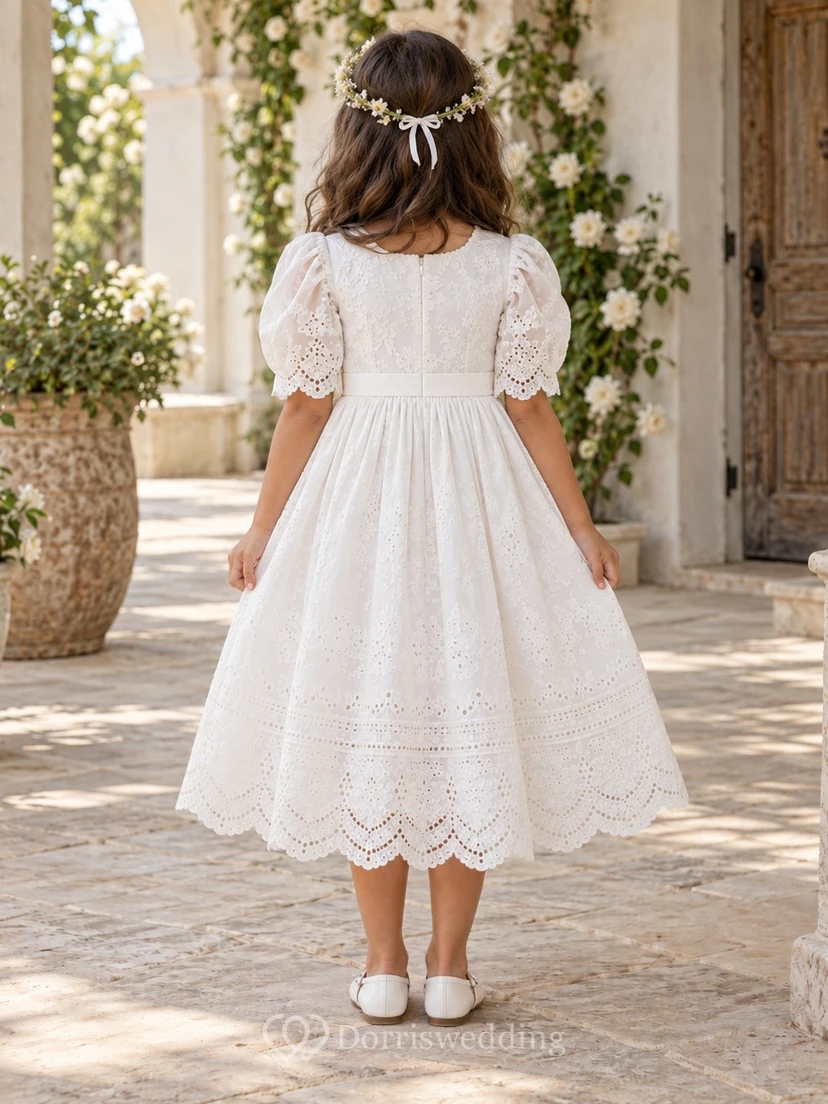 Vestido de niña de flores blanco modesto de corte A con estampado floral y mangas abullonadas de encaje, largo hasta la rodilla y borde festoneado. view 2