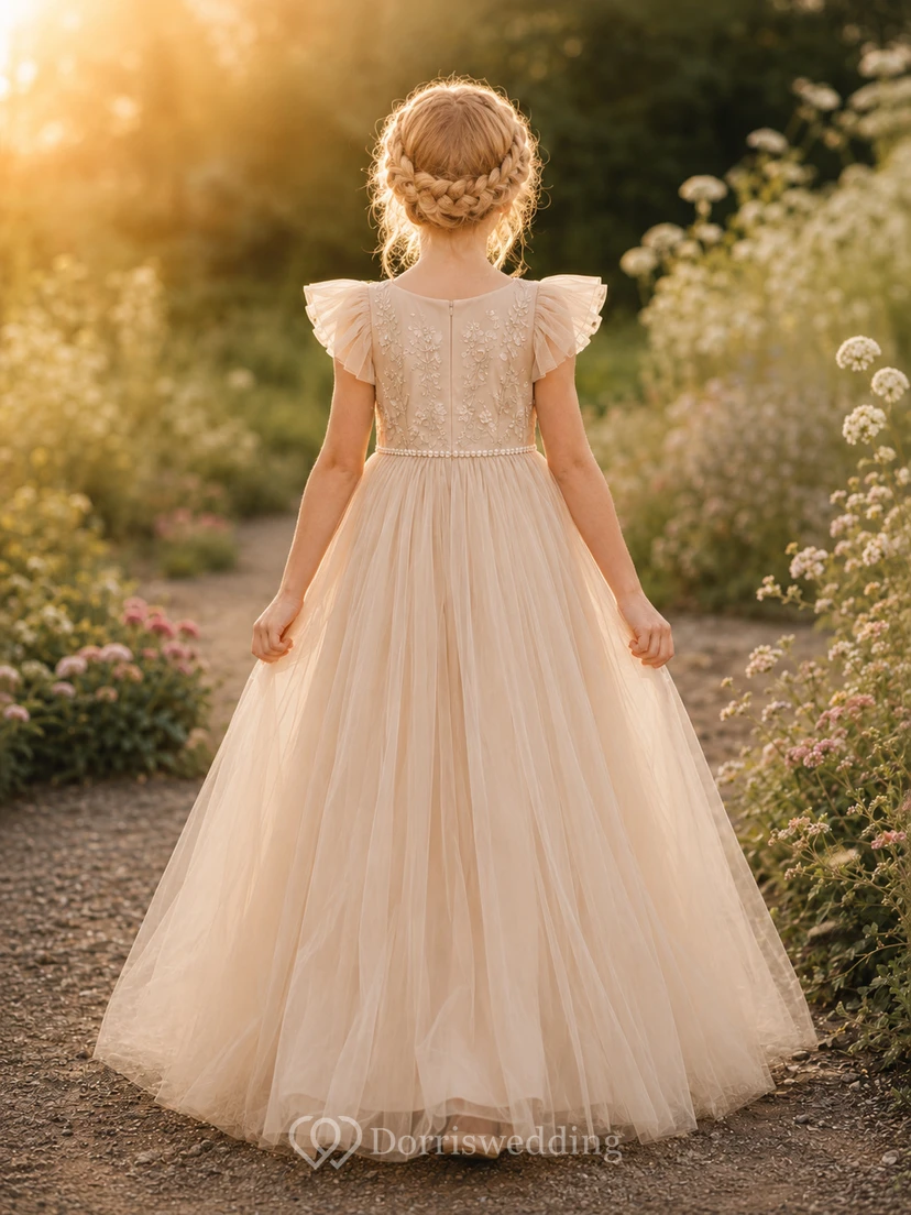 Robe de demoiselle d'honneur en dentelle champagne et tulle, coupe trapèze, manches courtes, col rond, longueur au sol, plissée view 2