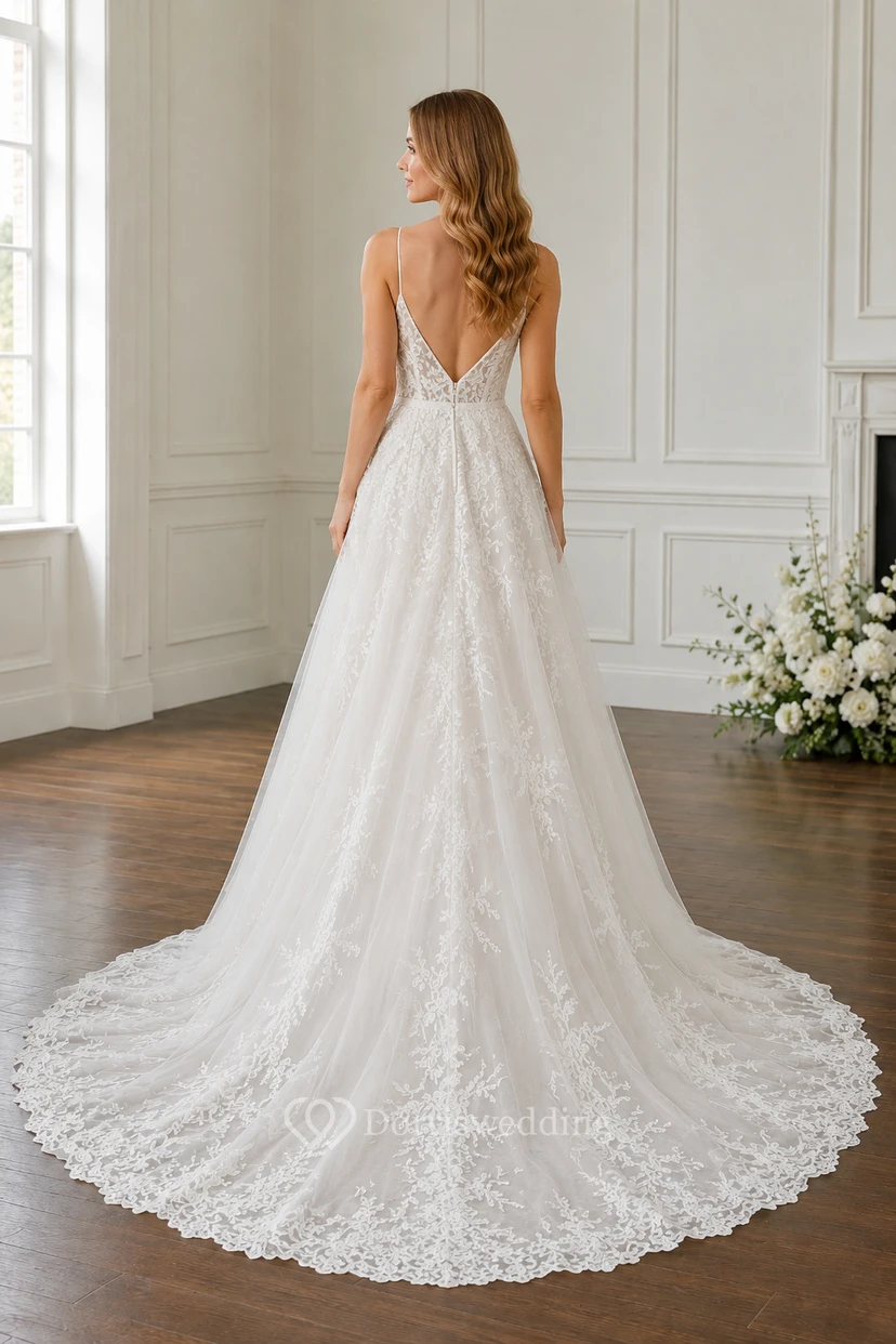 Robe de mariée trapèze en dentelle avec bretelles en V et traîne chapelle view 2