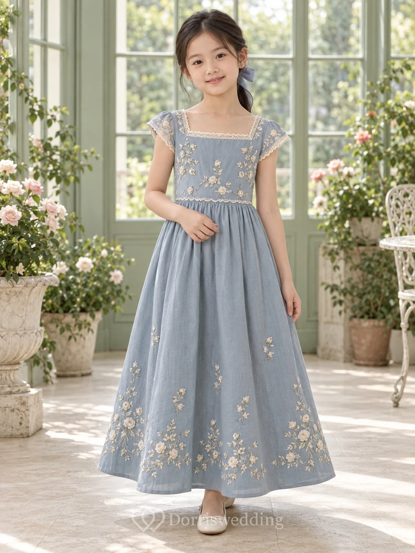 Vestido de niña de flores azul con escote cuadrado, estampado floral, corte en A, mangas cortas, largo hasta los tobillos y lazo bordado en la espalda.