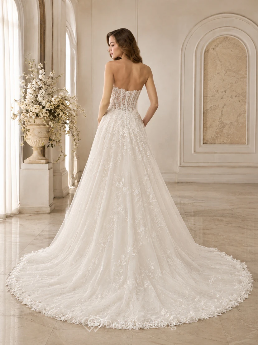 Trägerloses Brautkleid mit Herzausschnitt, botanischer Spitze, A-Linie und romantischer Kapellenschleppe view 2