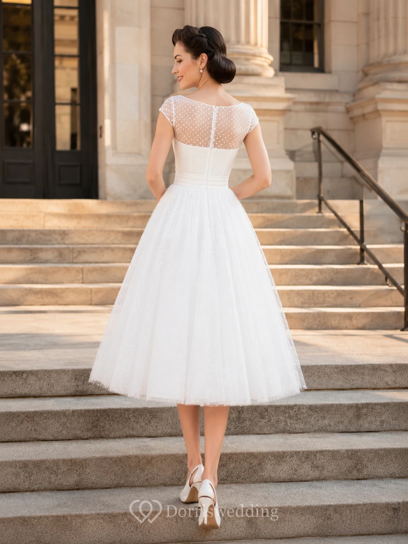 Vestido de novia civil vintage de corte A con escote barco y mangas cortas de tul, largo hasta la rodilla view 2