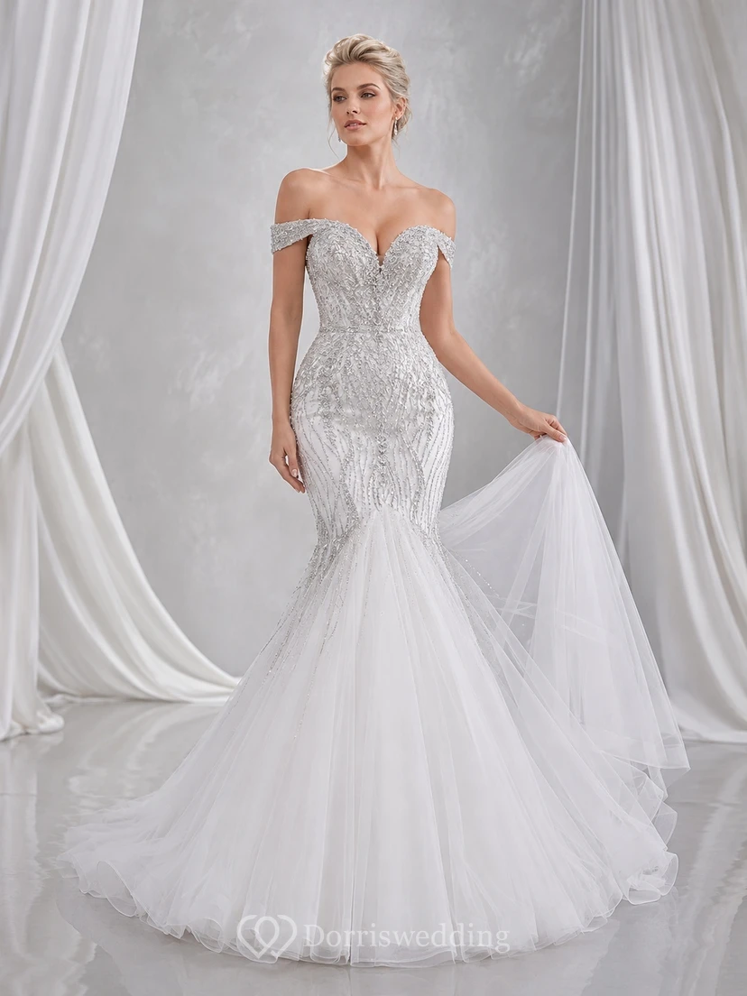Silbernes, perlenbesetztes Meerjungfrauen-/Trompeten-Brautkleid mit schulterfreiem Ausschnitt, kurzen Ärmeln und bodenlanger Schleppe – ein luxuriöses Abendkleid