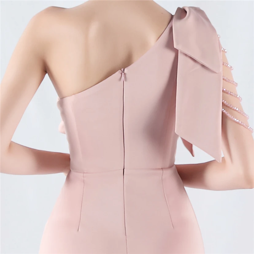 Vestido de noche de satén de alta gama con encaje de diamantes y diseño artesanal. view 47