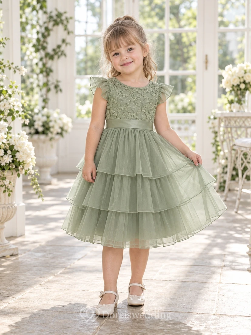 Teelanges, salbeigrünes Sommerkleid in A-Linie mit Tüllspitze am Oberteil, kurzen Ärmeln und Stufenrock für Blumenmädchen
