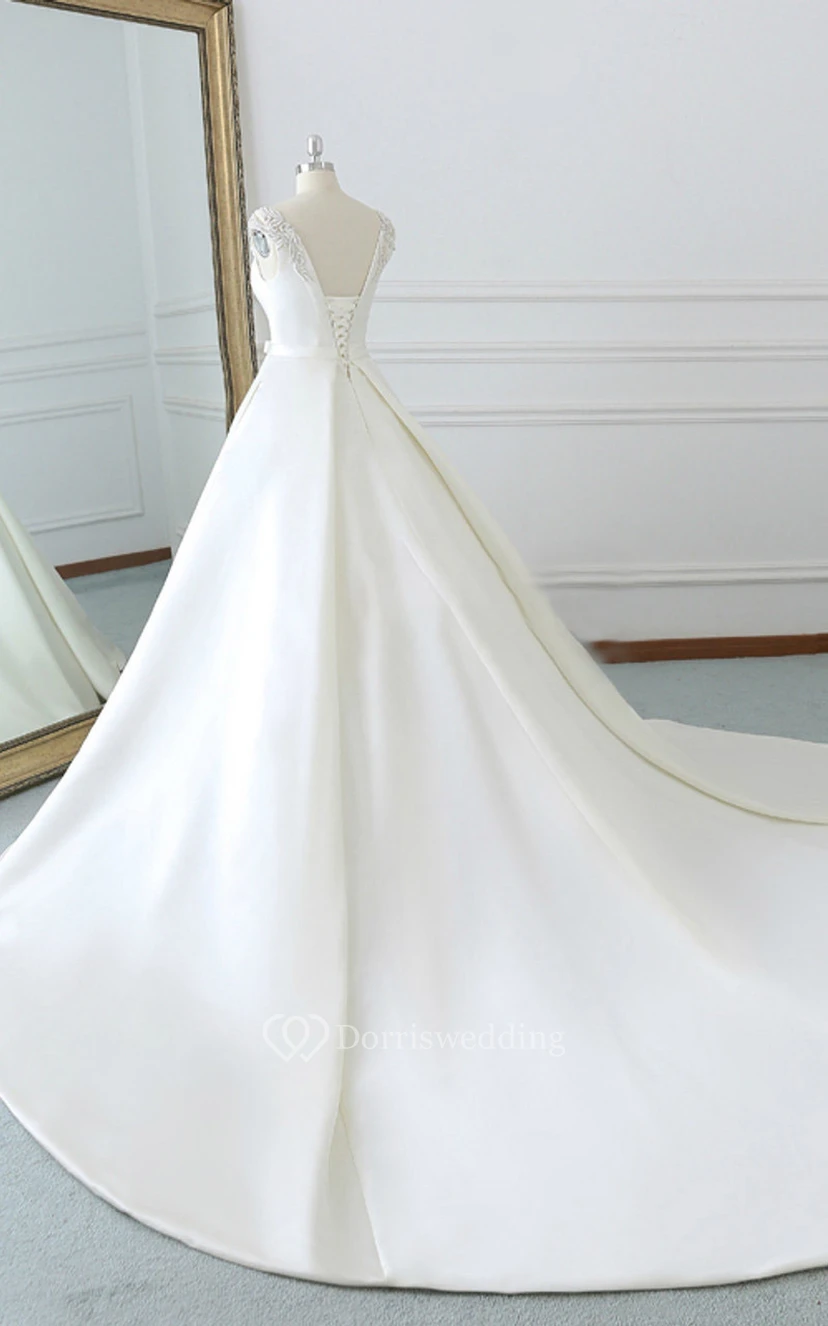 Elegantes, einfarbiges Ballkleid aus Satin im Prinzessinnenstil mit Perlenbesatz an Schulterklappen, Korsettrücken und Schleppe view 8