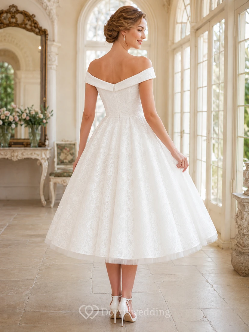 Vestido de novia romántico de satén y encaje, estilo años 50, corte en A, largo hasta la rodilla, con hombros descubiertos y mangas cortas, ideal para renovación de votos matrimoniales. view 2