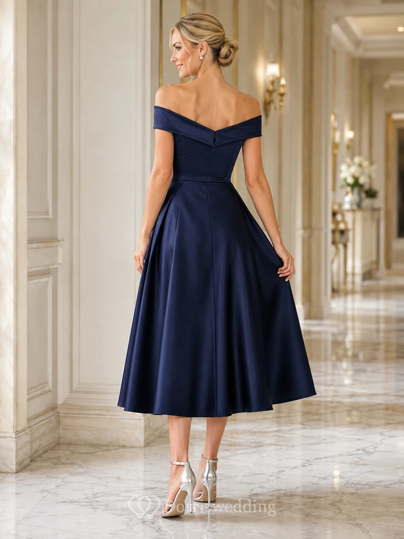 Vestido formal elegante de satén azul marino oscuro, largo hasta la rodilla, con hombros descubiertos y corte en A. view 2