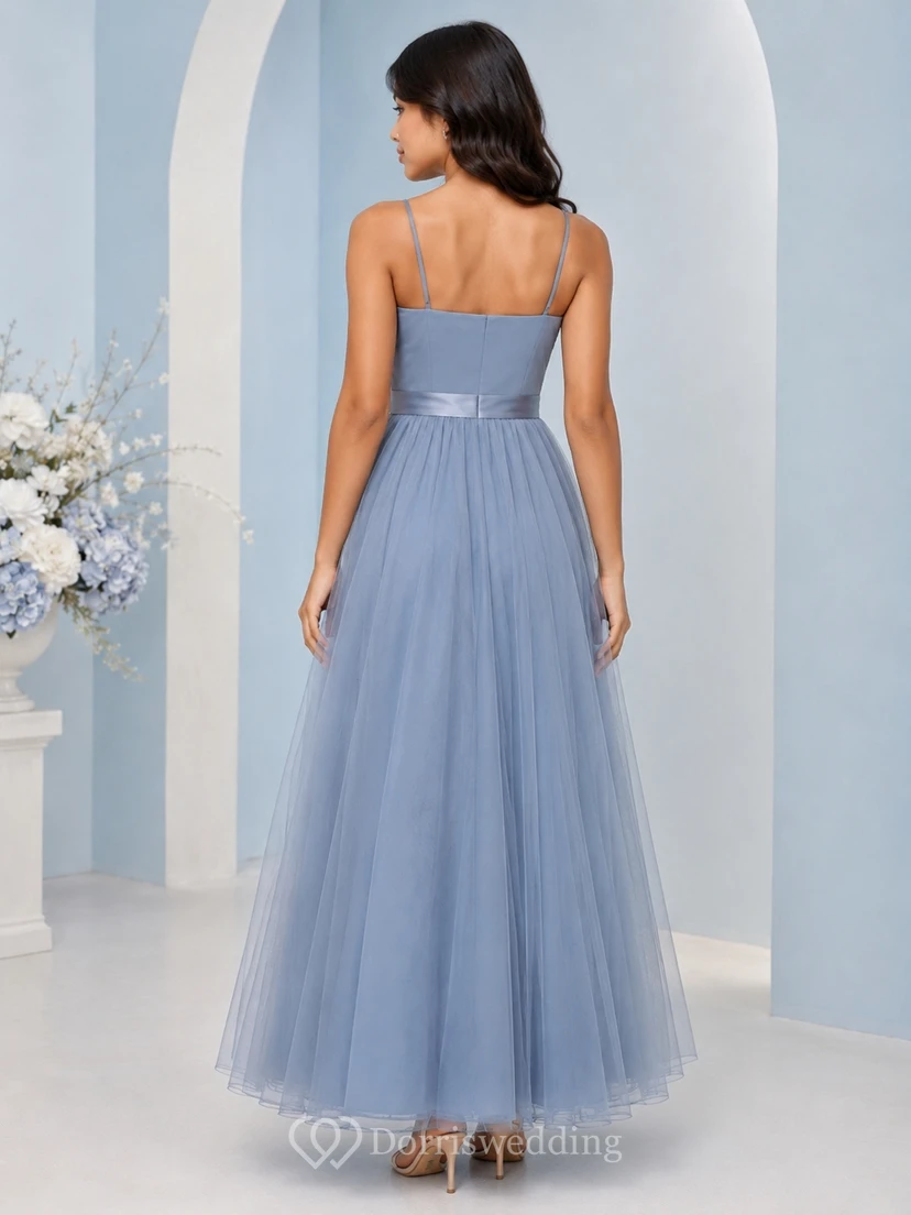 Vestido de dama de honor juvenil azul acero, corte en A, tirantes finos, sin mangas, tul, romántico. view 2