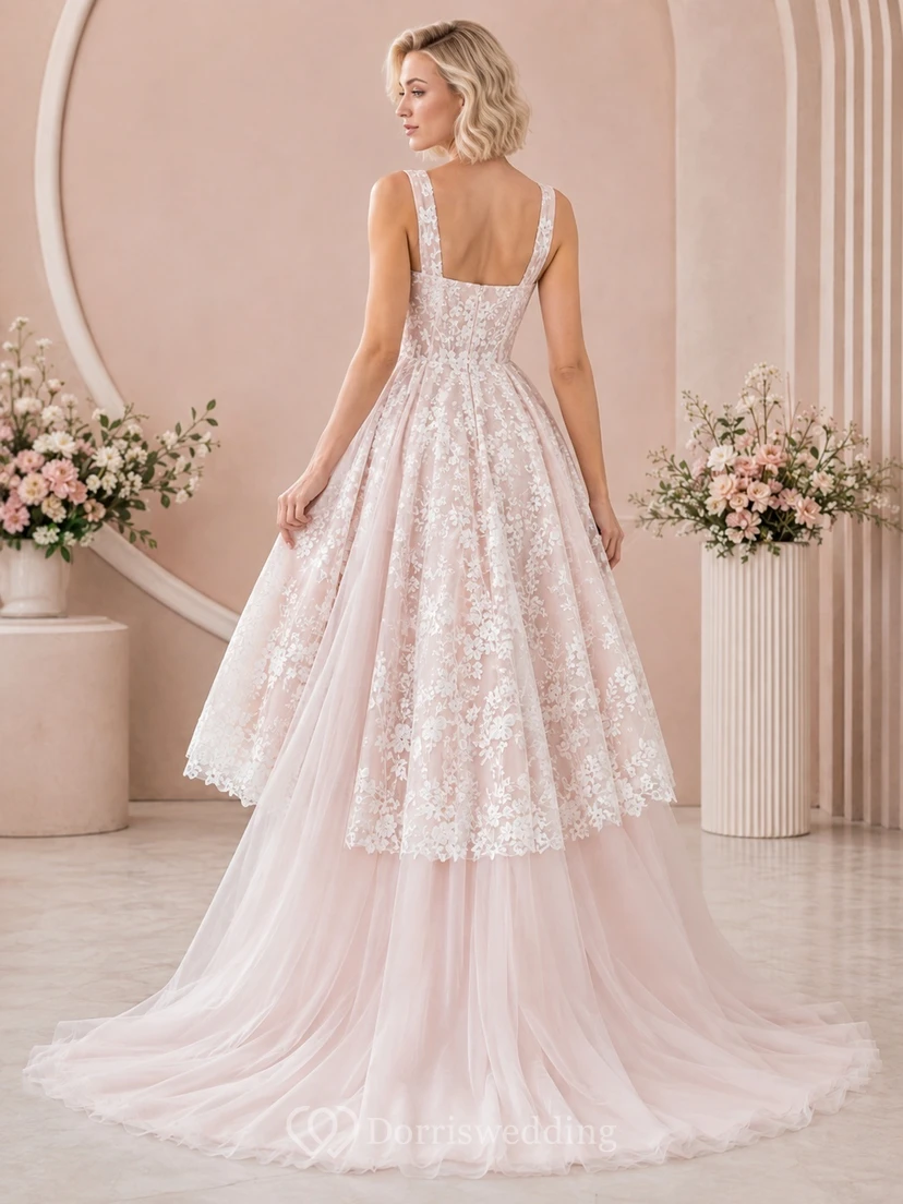 Ärmelloses, hochgeschlossenes Brautkleid aus Spitze in zartem Rosa mit eckigem Ausschnitt und mehreren Lagen view 2