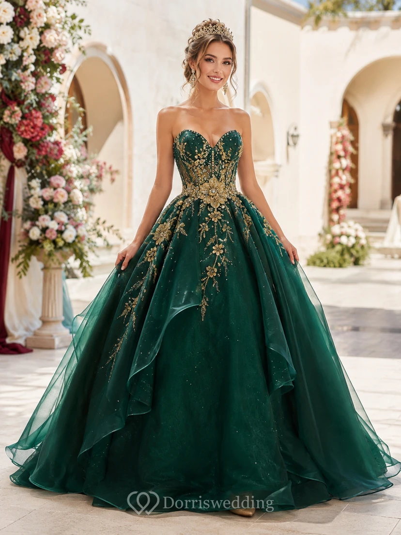 Dunkelgrünes, bodenlanges, trägerloses Ballkleid im Patronatsstil mit goldener Stickerei