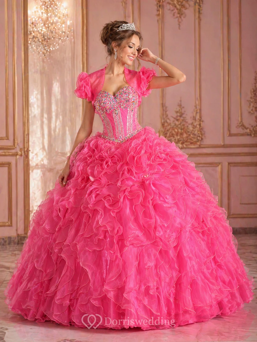 Vestido de gala con corsé de lentejuelas, volantes en cascada y chaqueta a juego.