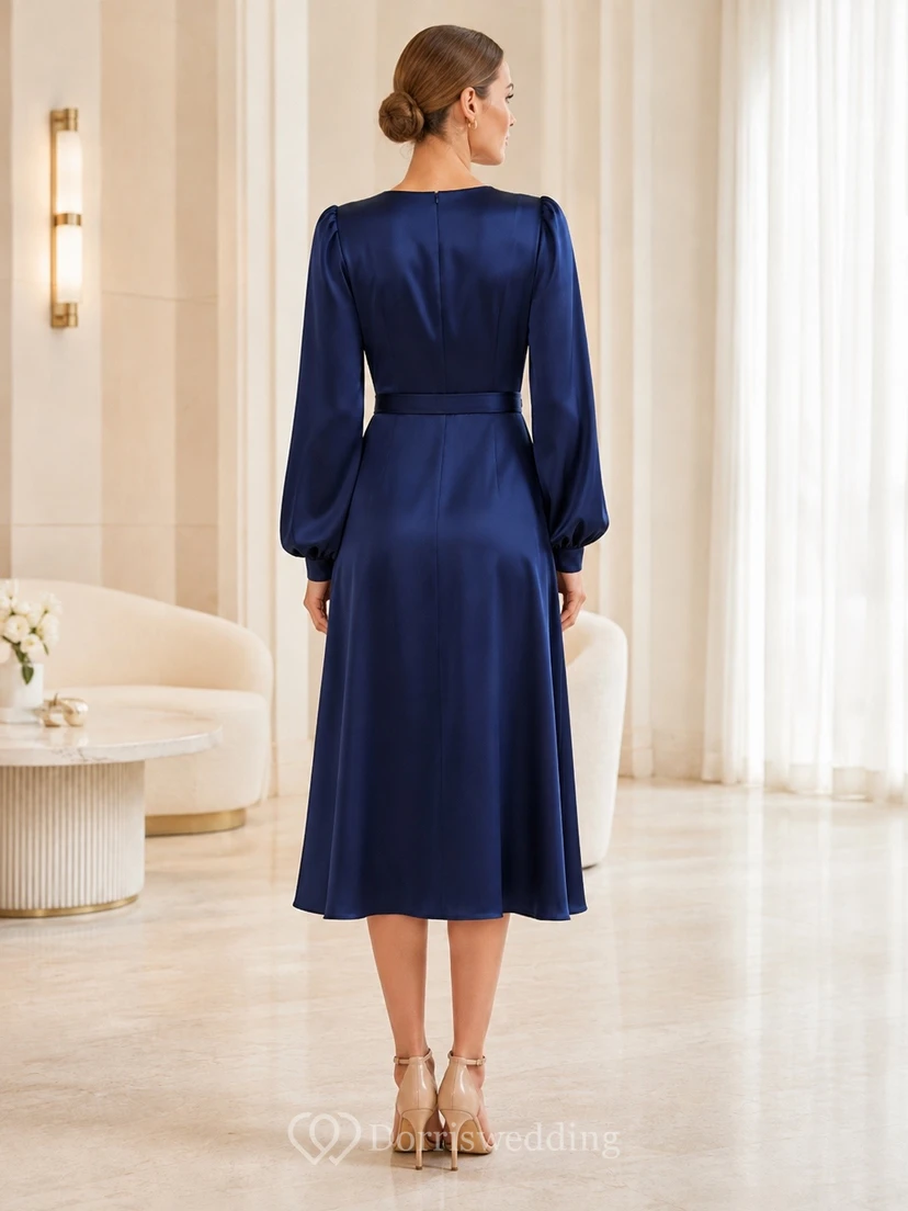 Robe midi trapèze en satin bleu marine à col V cache-cœur et manches longues view 2