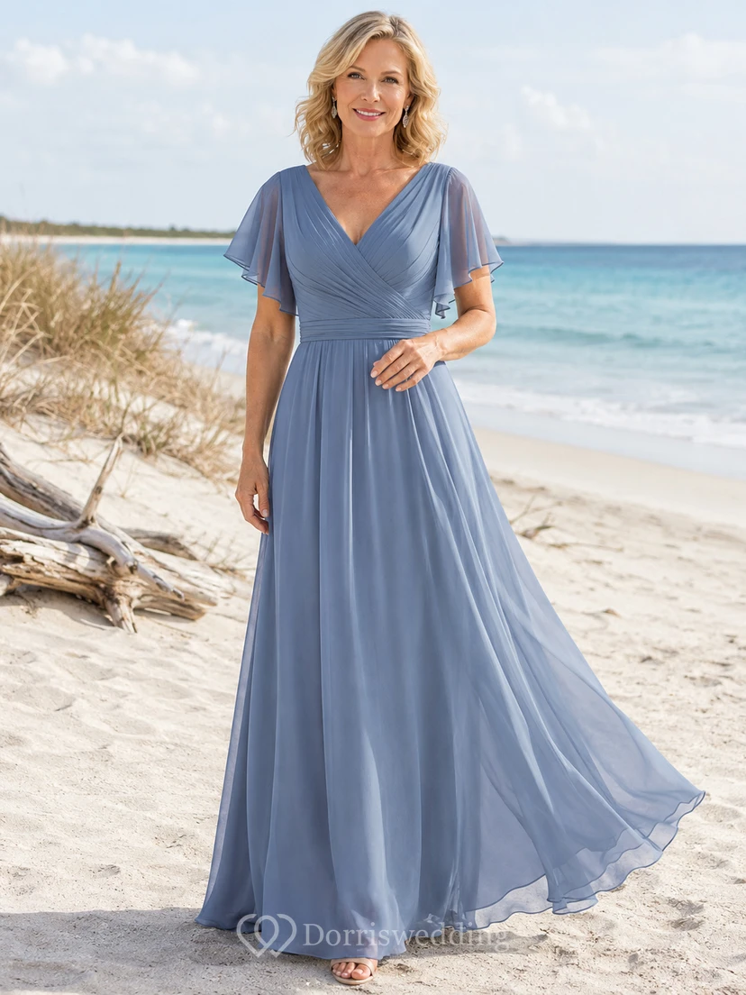 Staubblaues Strandkleid aus Chiffon mit V-Ausschnitt und flatternden Ärmeln