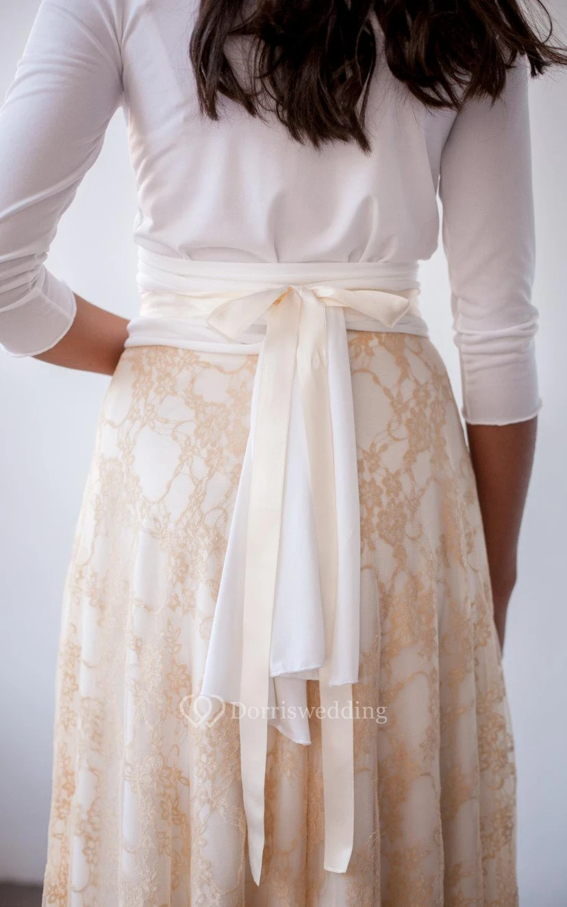 Robe longue vintage en dentelle dorée à manches longues view 4