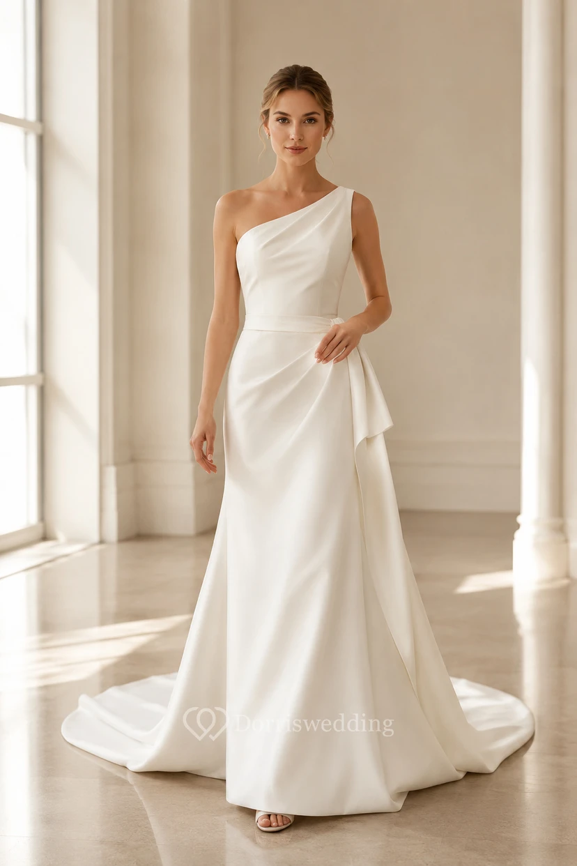 Robe de mariée fourreau en satin asymétrique avec drapé latéral