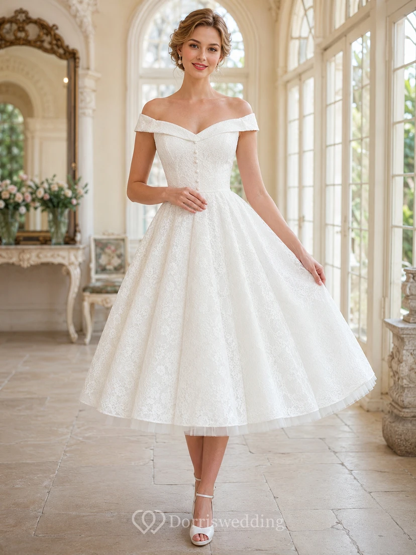 Vestido de novia romántico de satén y encaje, estilo años 50, corte en A, largo hasta la rodilla, con hombros descubiertos y mangas cortas, ideal para renovación de votos matrimoniales.