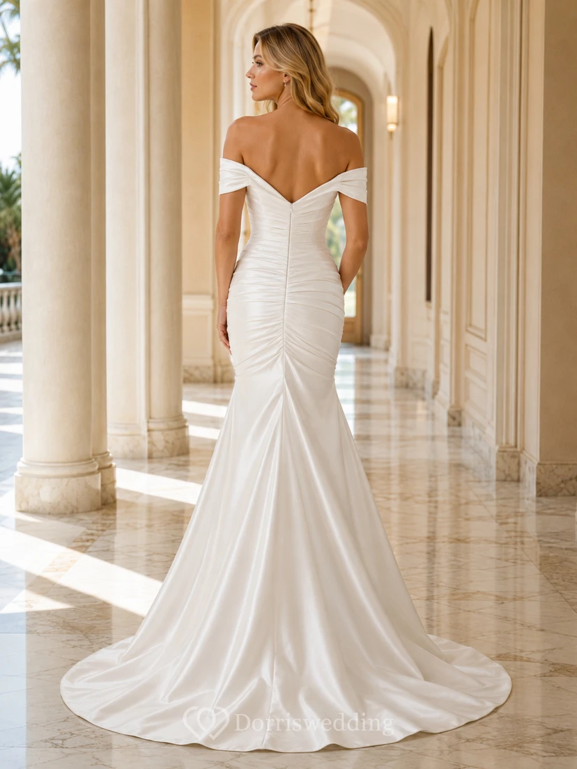 Robe de mariée élégante en satin, sexy, décolleté épaules dénudées, bustier cœur, froncée, traîne sirène. view 2