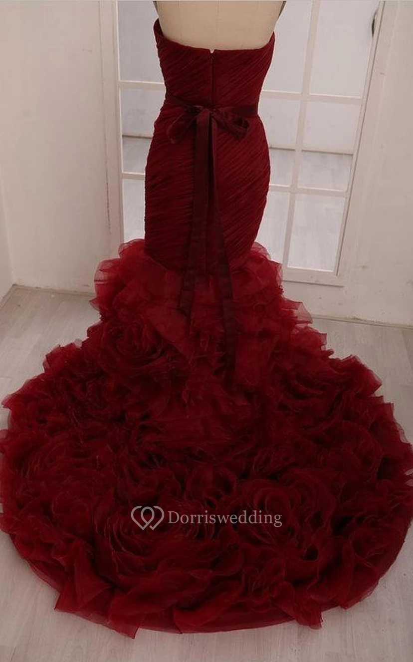 Vestido corto de organza sin mangas con escote corazón, estilo sirena, con pliegues, capas, volantes en cascada y cola de cepillo. view 4
