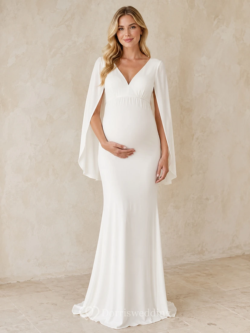 Robe de mariée simple à col en V, manches cape, fourreau et traîne, idéale pour les futures mamans.