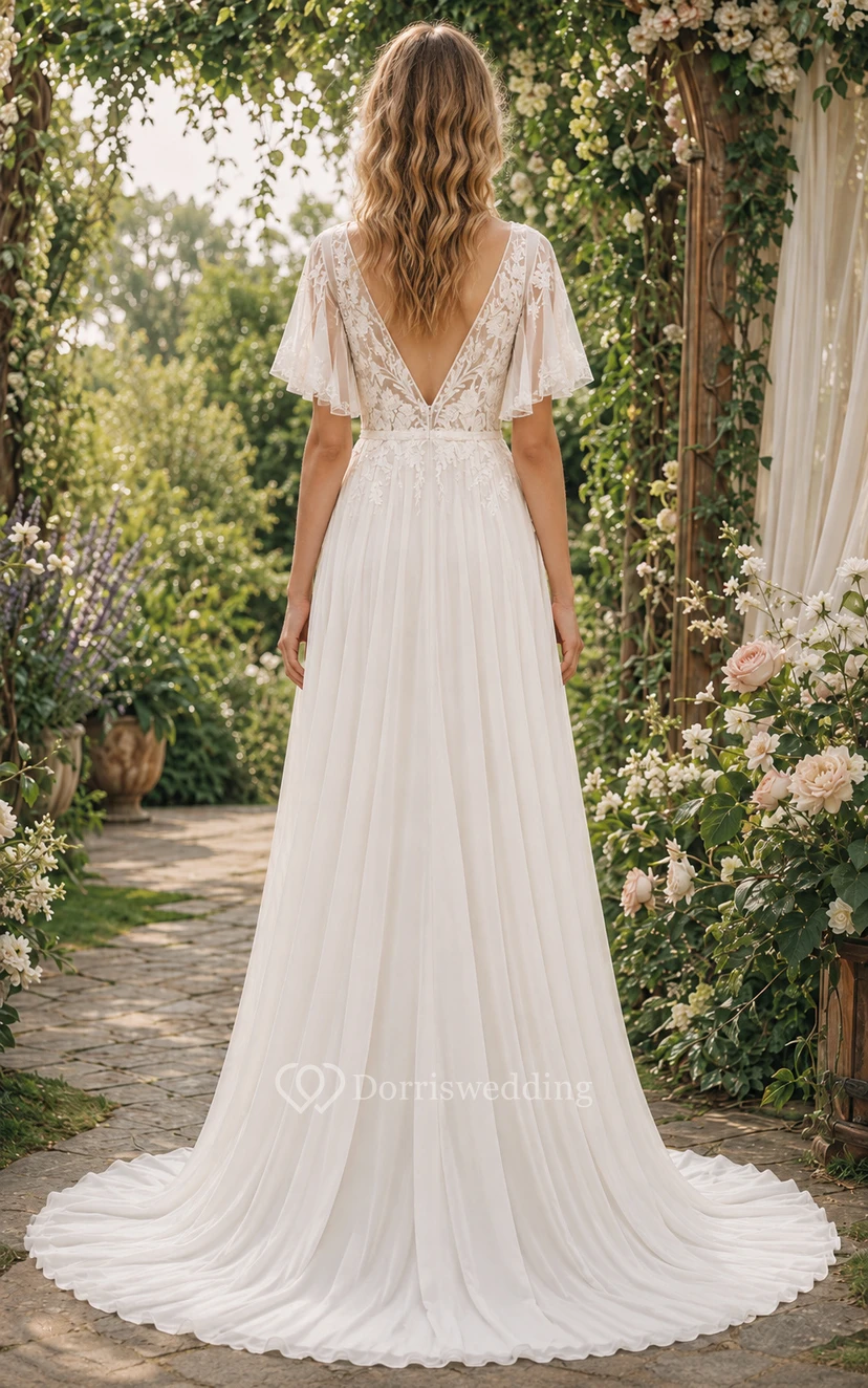 Robe de mariée simple en dentelle et mousseline, coupe trapèze, manches courtes, col en V, traîne, couleur ivoire. view 2