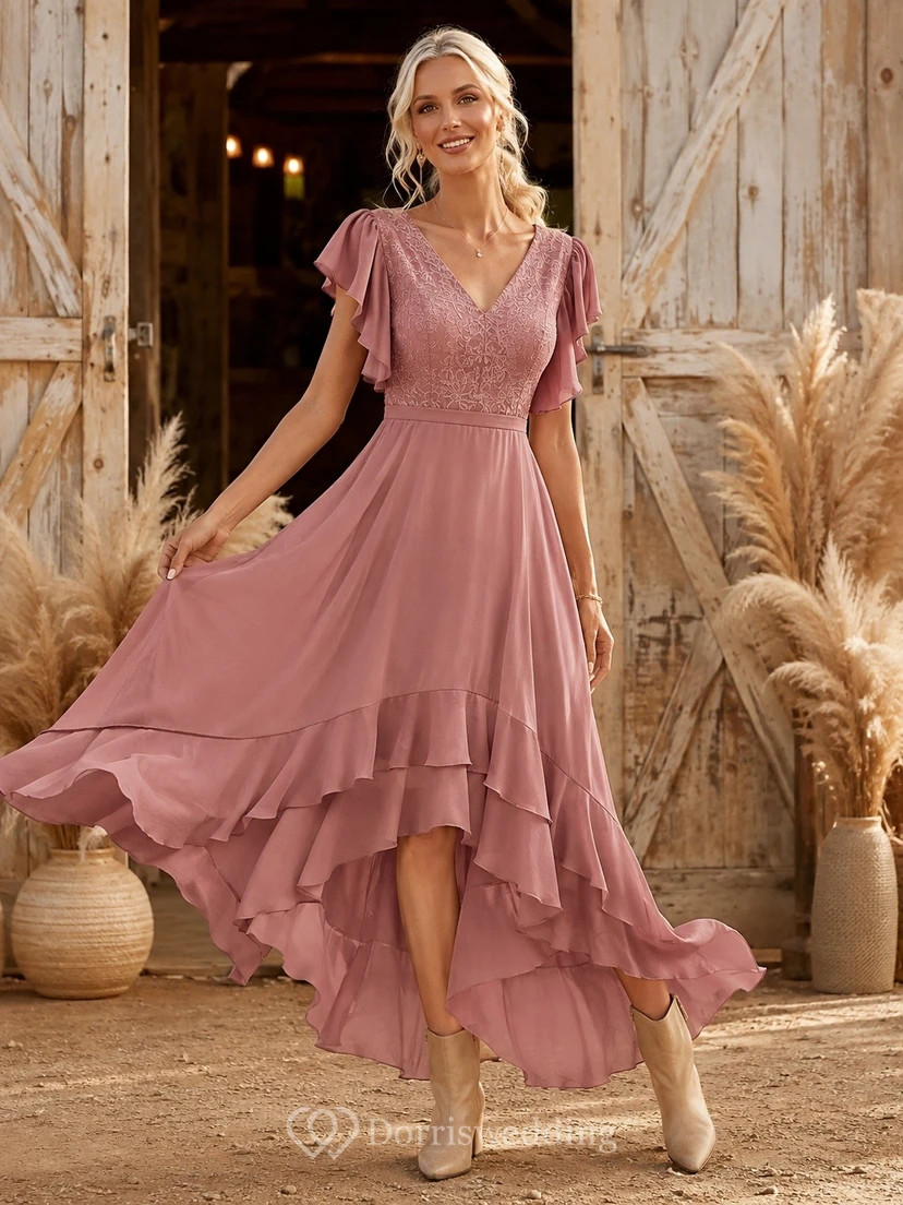 Altrosafarbenes, kurzärmeliges, gestuftes Chiffonkleid mit asymmetrischem Saum und Rüschen in A-Linie