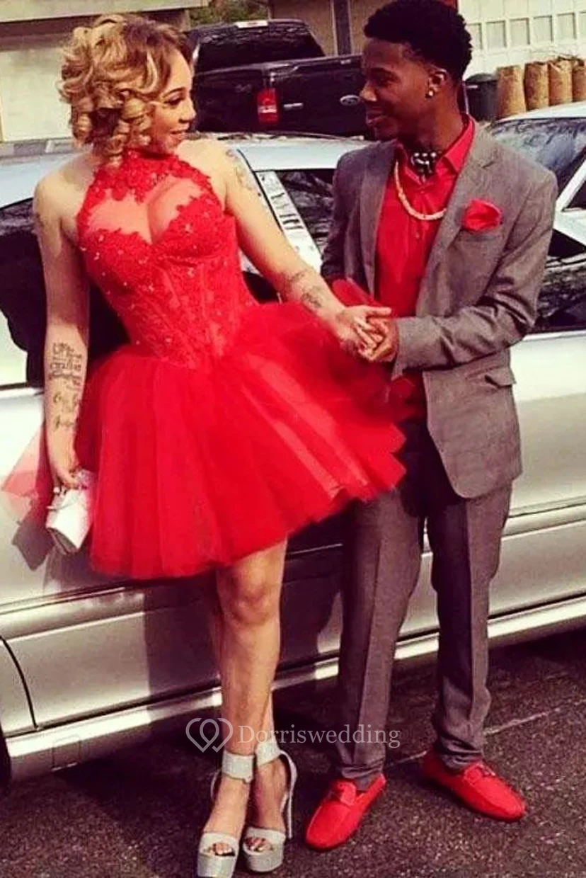 Robe de bal courte mini sans manches en dentelle et tulle, col montant, coupe trapèze, dos nu et col montant