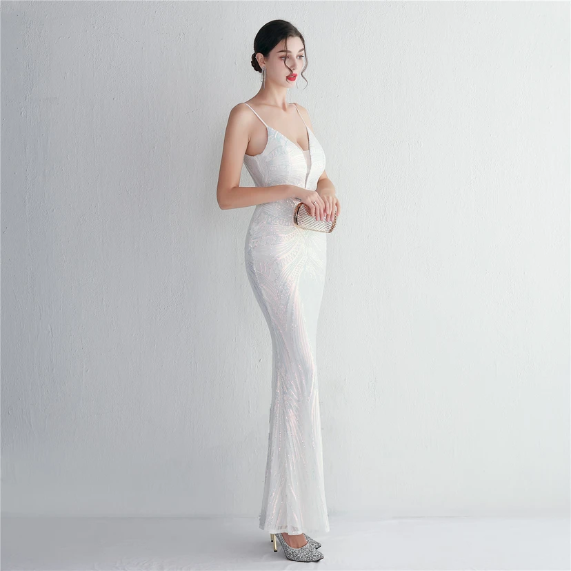 Vestido largo de noche con lentejuelas y tirantes de flores, ajustado, elegante y de estilo sofisticado. view 6