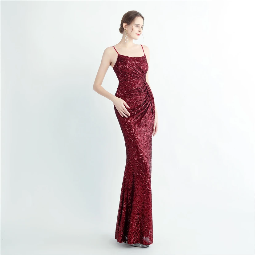 Robe de soirée longue à sequins haute densité, plissée, fendue sur le côté et à bretelles view 32