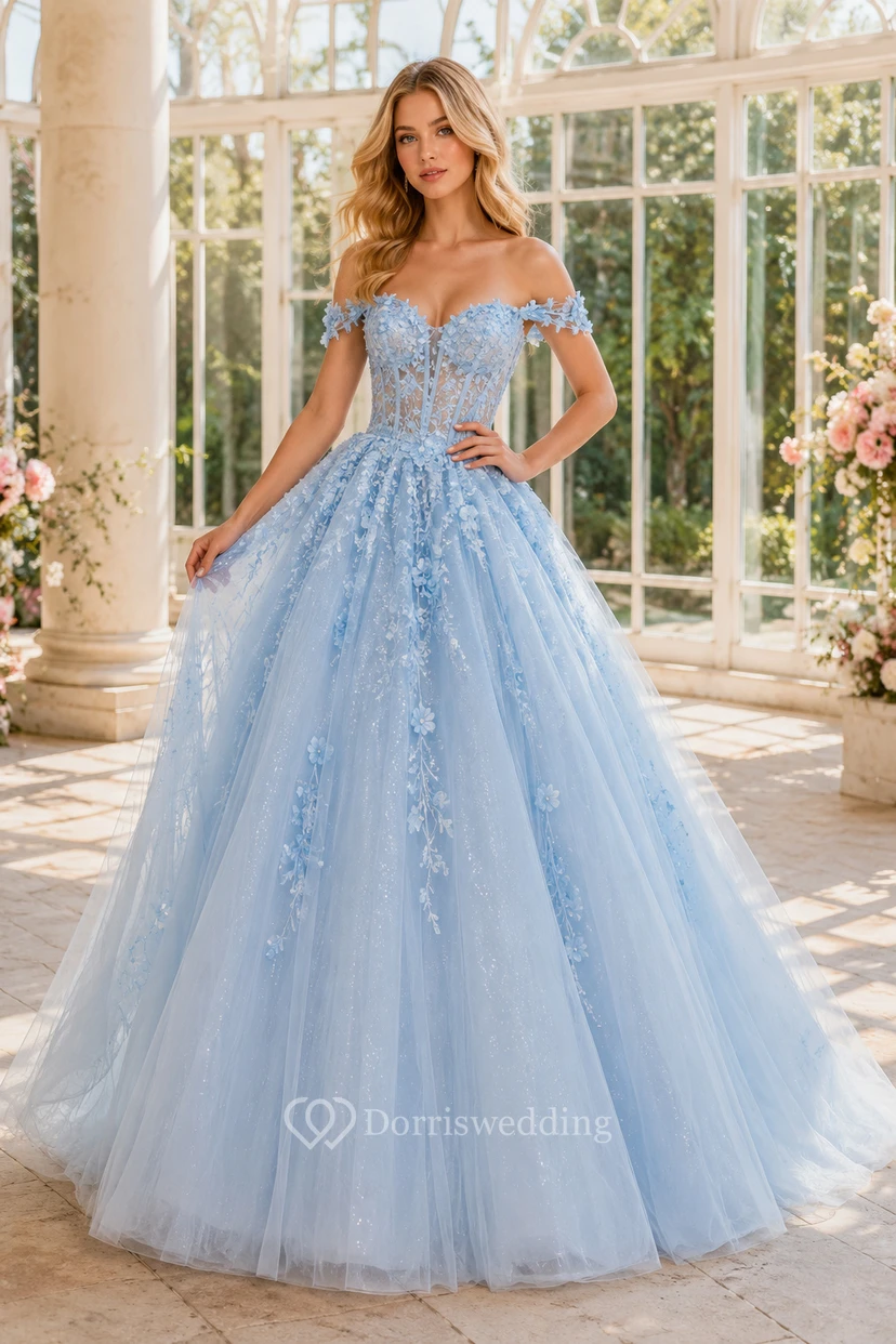 Vestido de gala azul cielo de tul con hombros descubiertos y apliques florales para bailes de graduación, quinceañeras y celebraciones formales.