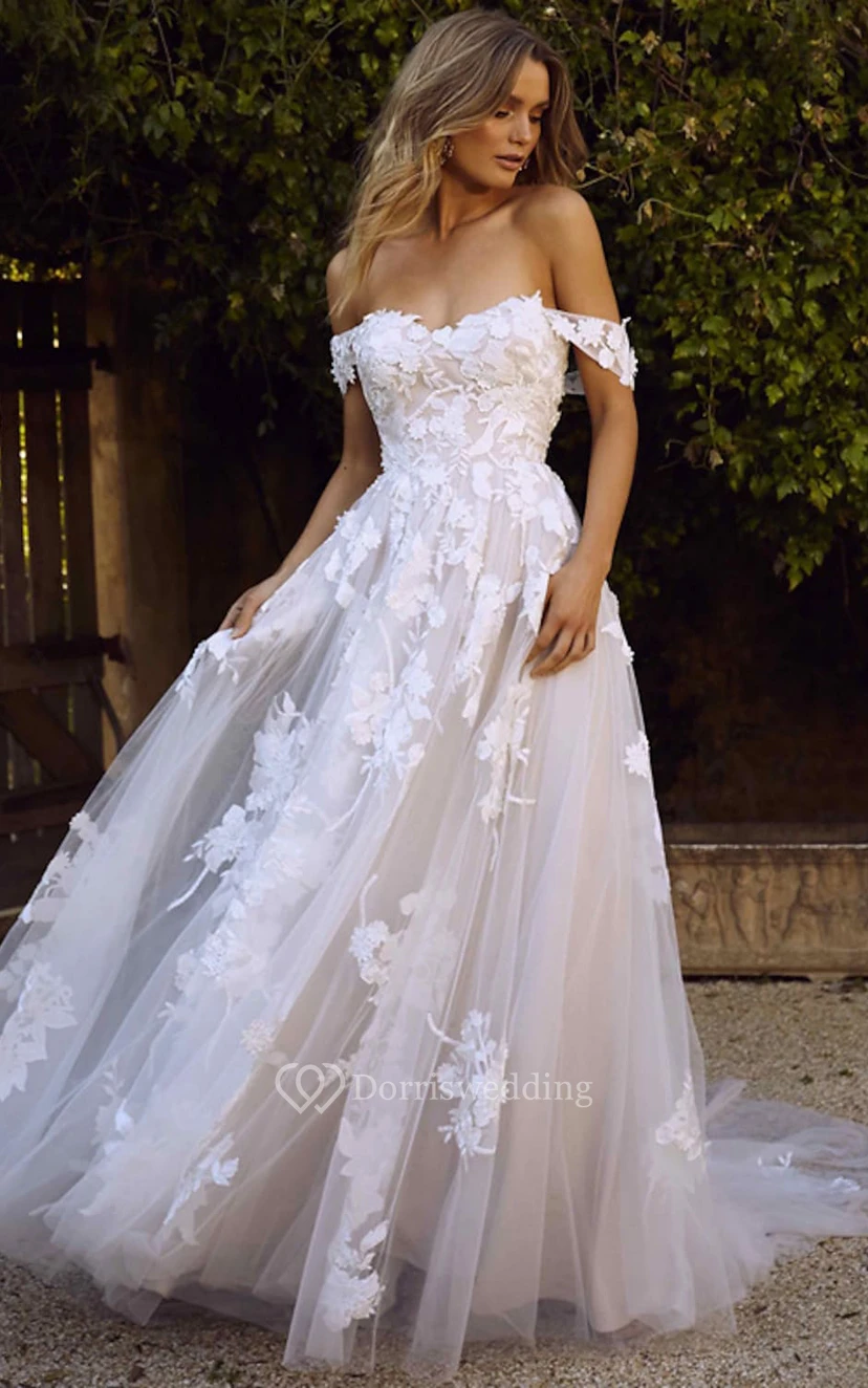 Robe de mariée décontractée à épaules dénudées, coupe trapèze, longueur au sol, traîne courte, sans manches et ornée d'appliques video preview