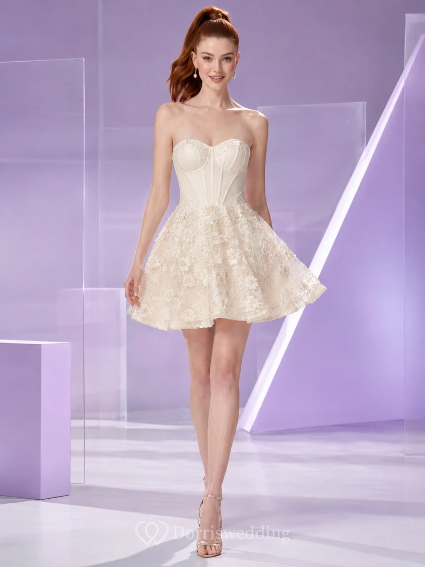 Robe de cocktail courte contemporaine ivoire sans bretelles, corset à fleurs et perles, coupe trapèze, idéale pour un bal de fin d'année.