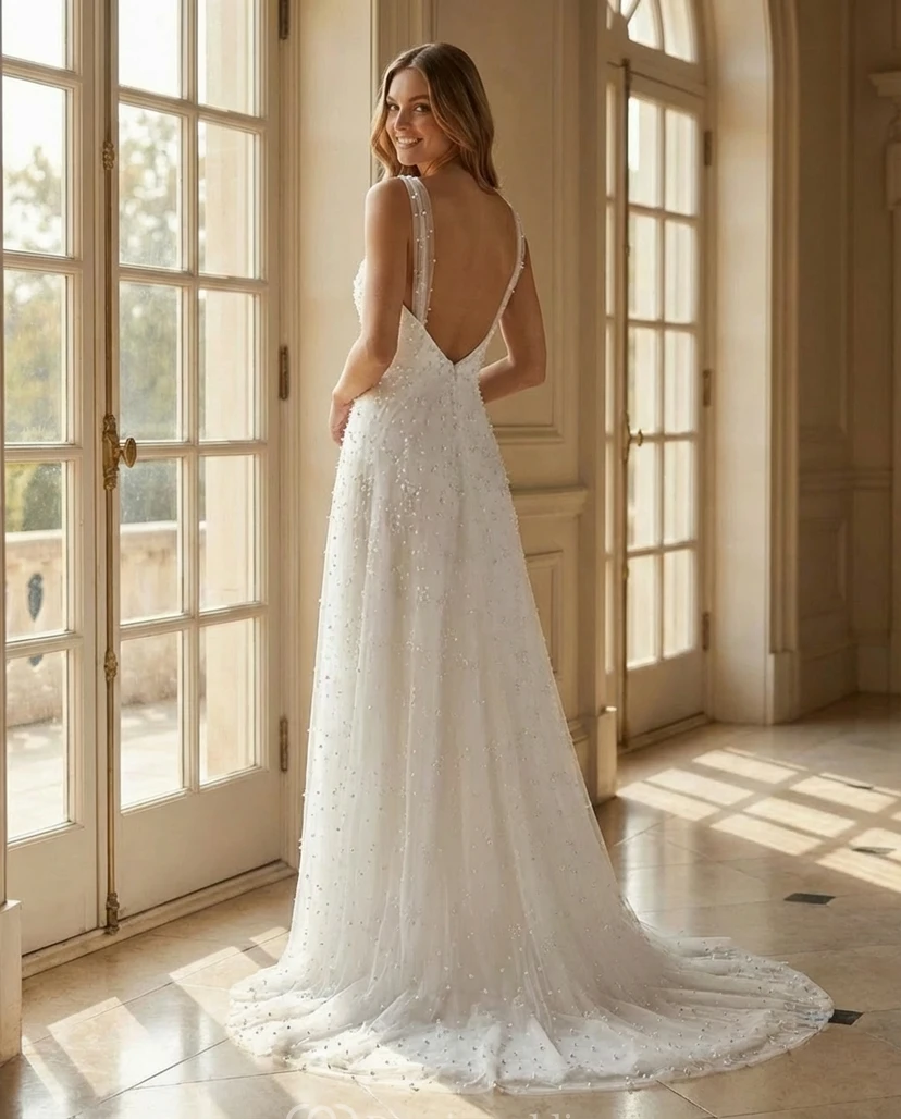 Robe de mariée fourreau ornée de perles, col bénitier, bretelles spaghetti et traîne. view 2