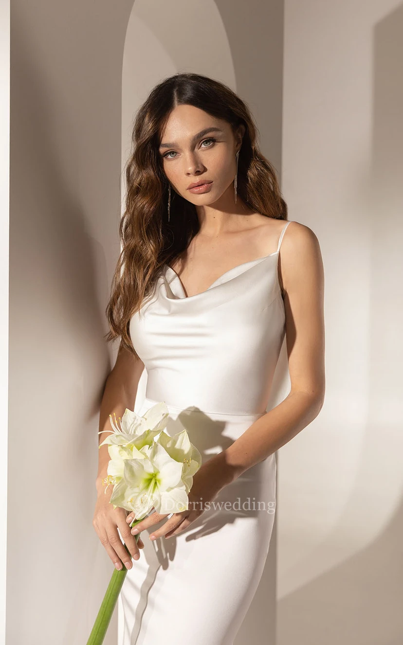 Vestido de novia sencillo de gasa con tirantes finos y escote drapeado, con cola de corte. view 3