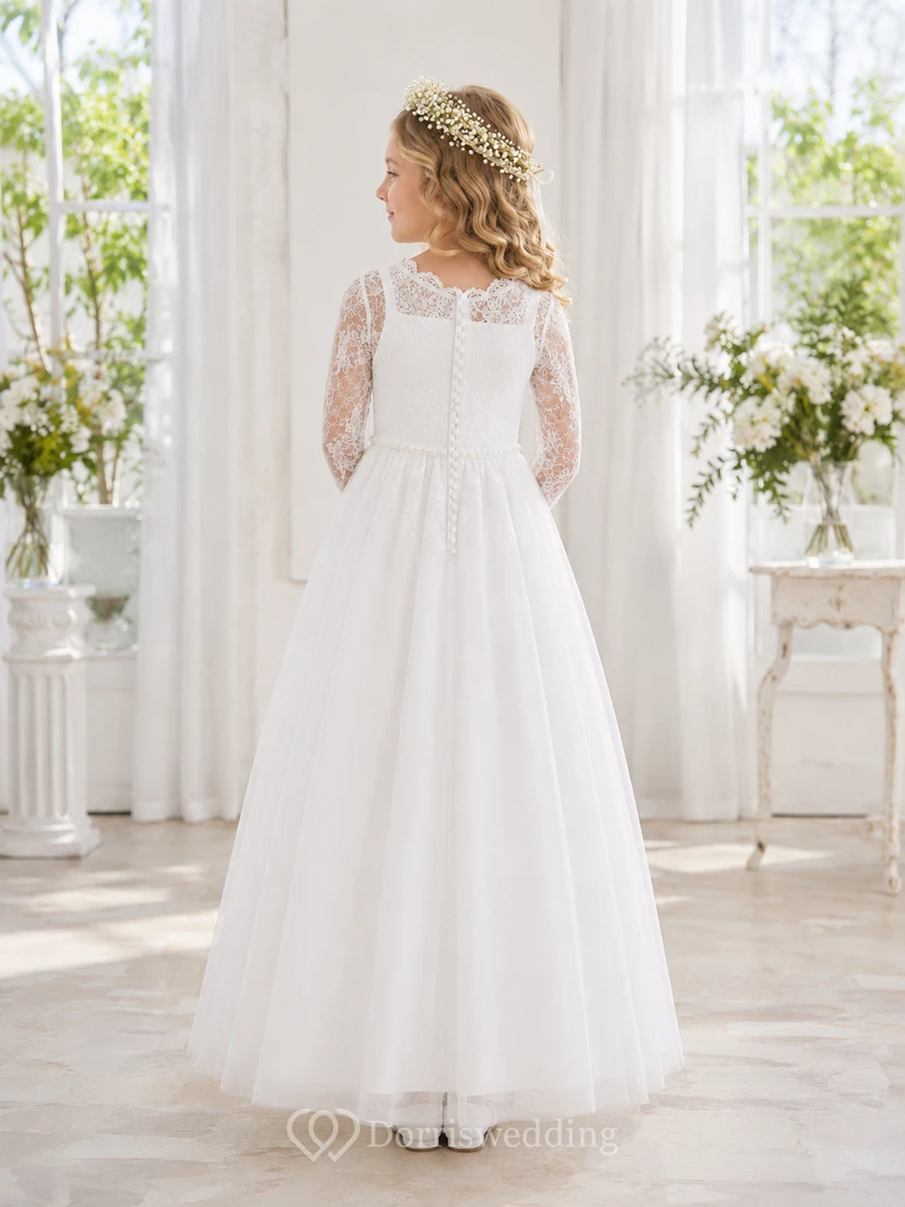 Weißes, bodenlanges Kleid aus Spitze und Tüll mit Illusionsausschnitt, langen Ärmeln, bezogenen Knöpfen und Kommunionsausschnitt – perfekt für Blumenmädchen oder als Brautjungfer. view 2