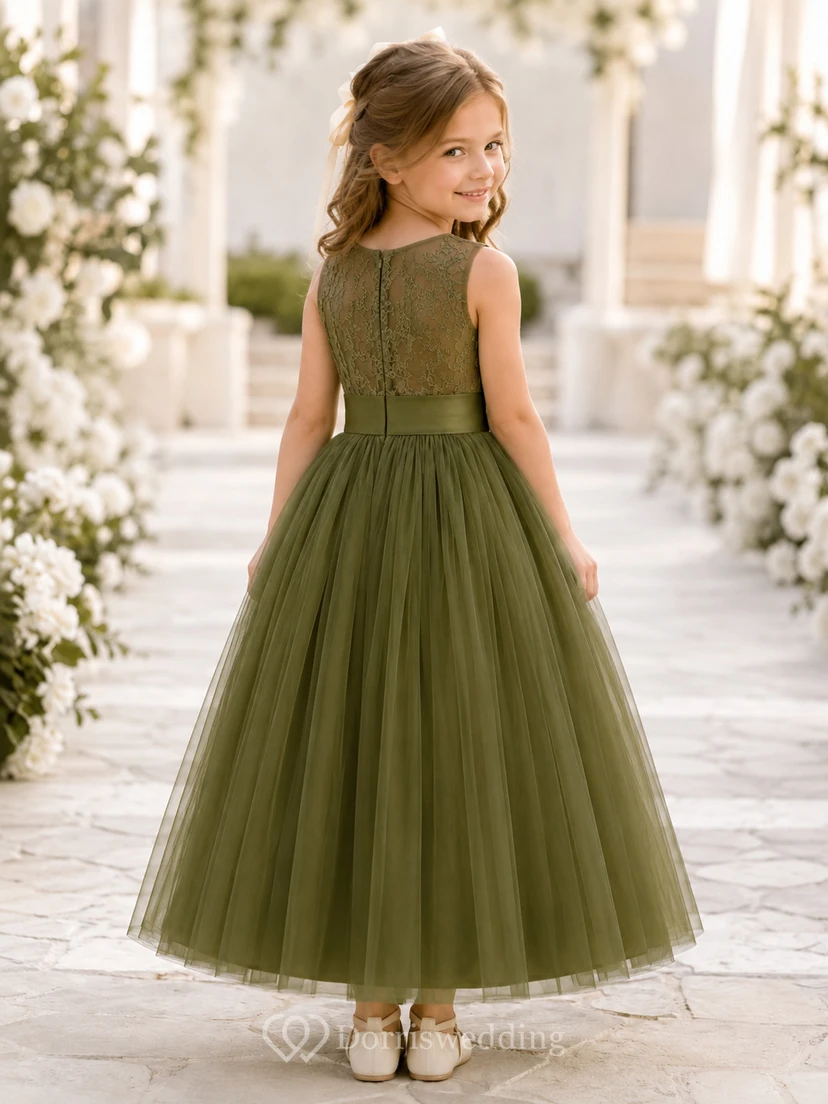 Robe de demoiselle d'honneur en tulle et dentelle vert olive, coupe trapèze, sans manches, ornée d'appliqués floraux et d'un nœud. view 2
