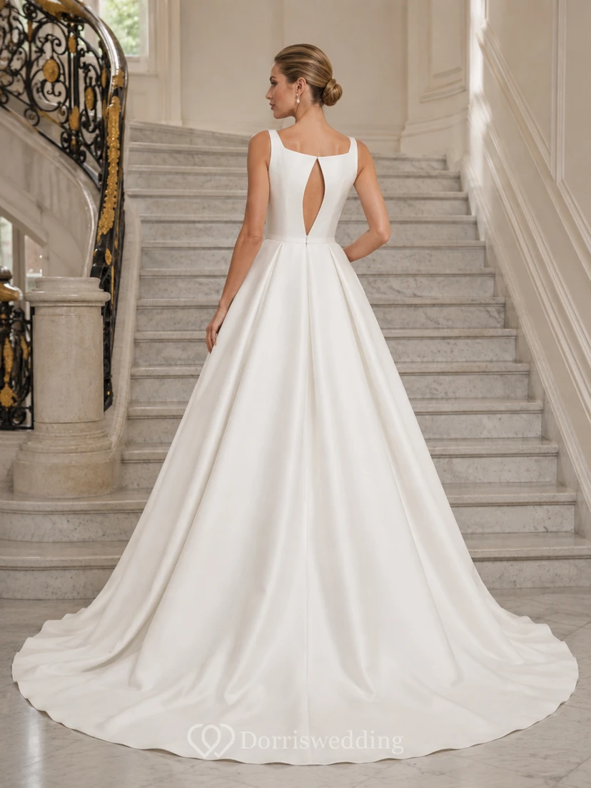 Robe de mariée minimaliste en satin à col carré et larges bretelles, décolleté en goutte d'eau view 2