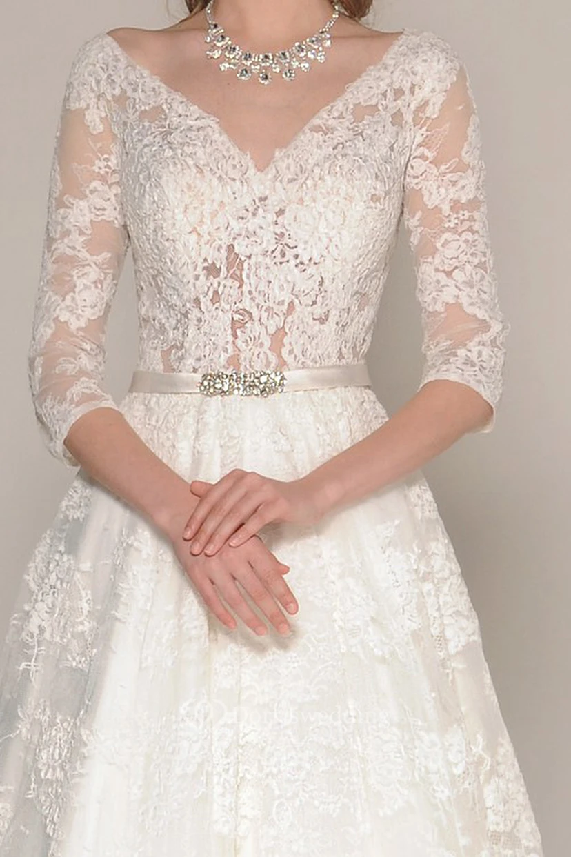 Vestido de novia largo de encaje con escote en V, mangas tres cuartos y apliques, corte en A view 3