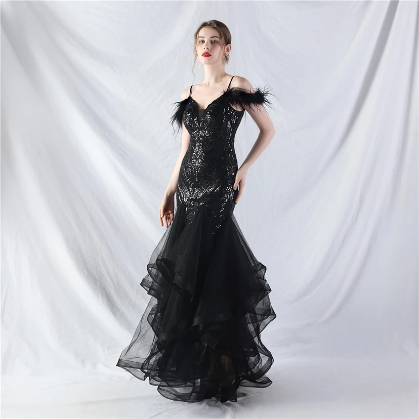 Robe de danse artisanale en filet rigide orné de plumes d'autruche, de perles et de fleurs, confectionnée en maille. view 72